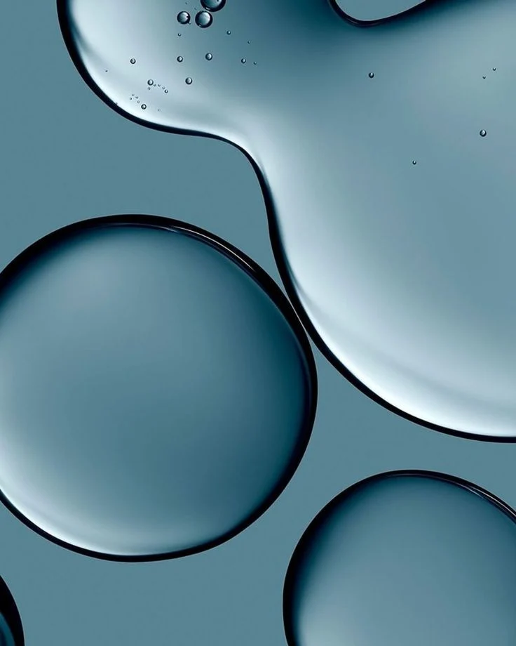 Gotas de sérum sobre fundo azul-petróleo